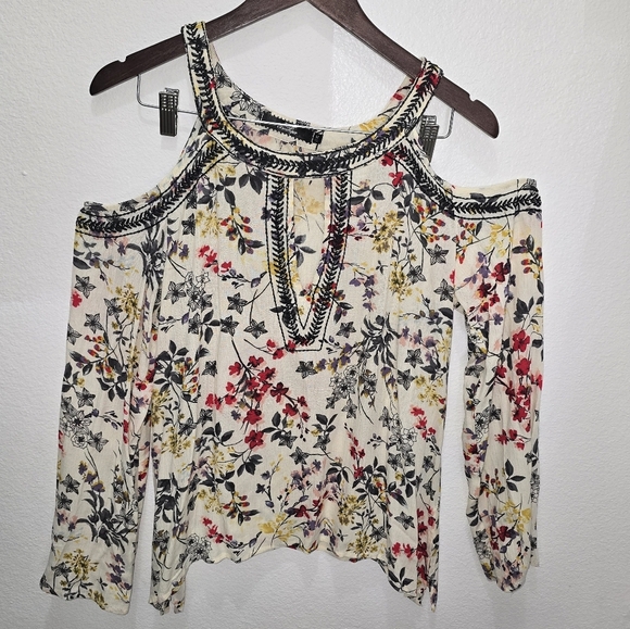 BKE Women,s Embroidered Cold Shoulder floral Top  Size M - Picture 3 of 8
